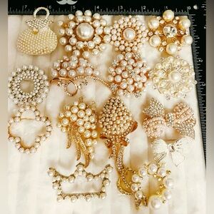 Lot of 15 Pearl Rhinestone Brooches Gold Tone Vintage Style Costume Jewelry